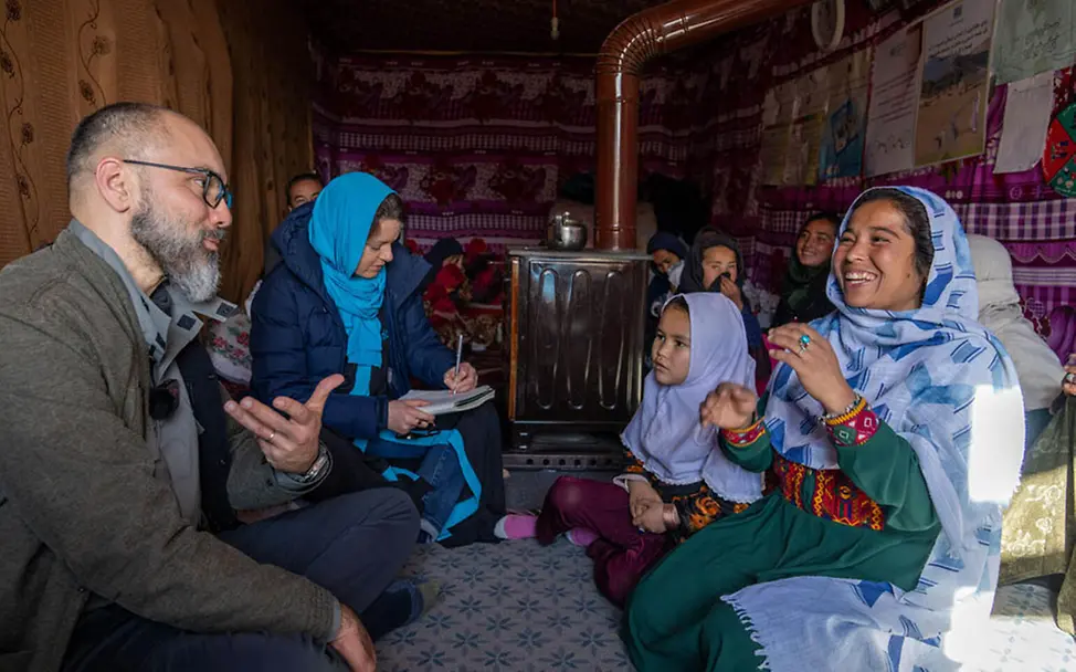 Afghanistan Kinder: UNICEF-Mitarbeitende im Gespräch mit einer afghanischen Familie | © UNICEF/Karimi Afghanistan Kinder: UNICEF-Mitarbeitende im Gespräch mit einer afghanischen Familie