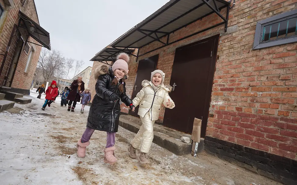 Kinder auf dem Weg in den Schutzraum eines Kindergartens. © UNICEF/UN0830005/Maiorov Kinder auf dem Weg in den Schutzraum eines Kindergartens.