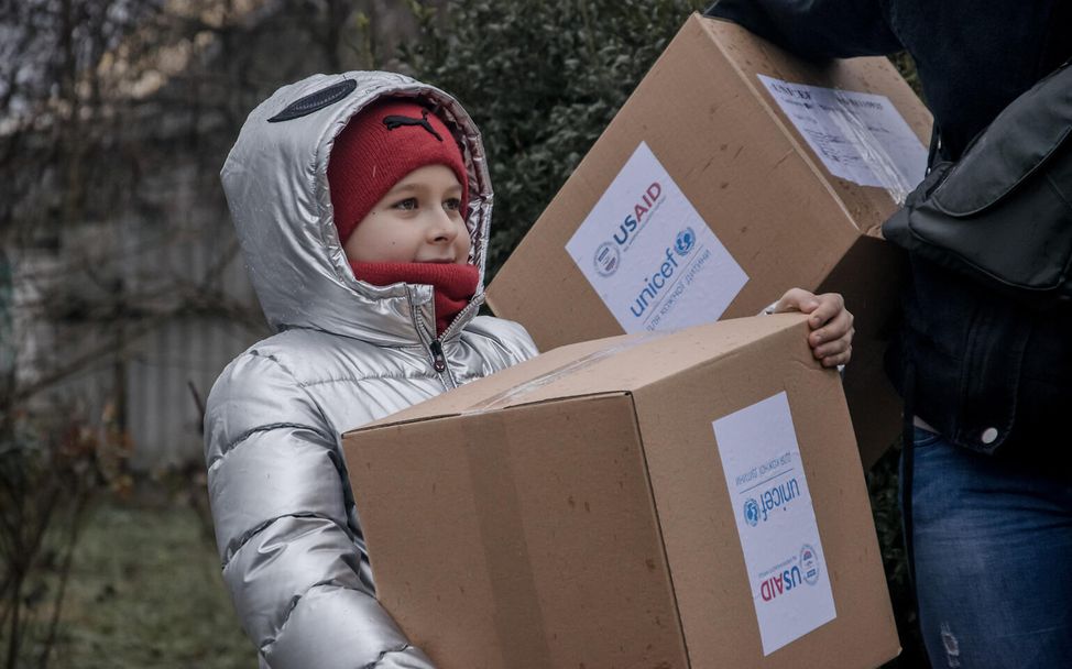 Lieferung und Verteilung von Winterbekleidung. 