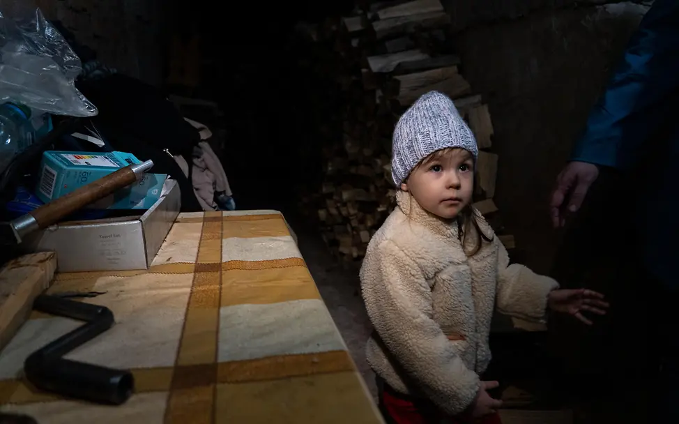 Schutz suchen Familien oft in Kellern. © UNICEF/UN0827520/Filippov Schutz suchen Familien oft in Kellern.