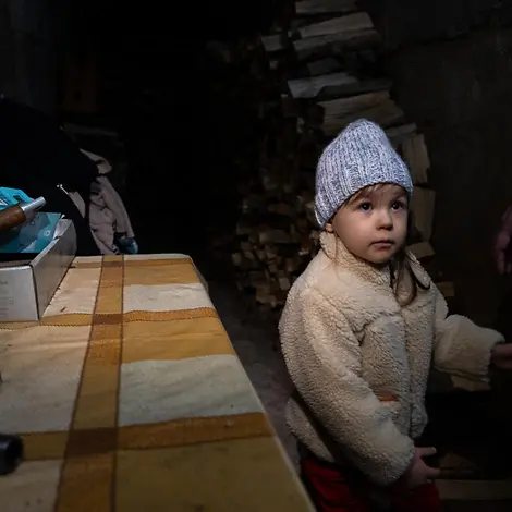 Schutz suchen Familien oft in Kellern. © UNICEF/UN0827520/Filippov Schutz suchen Familien oft in Kellern.