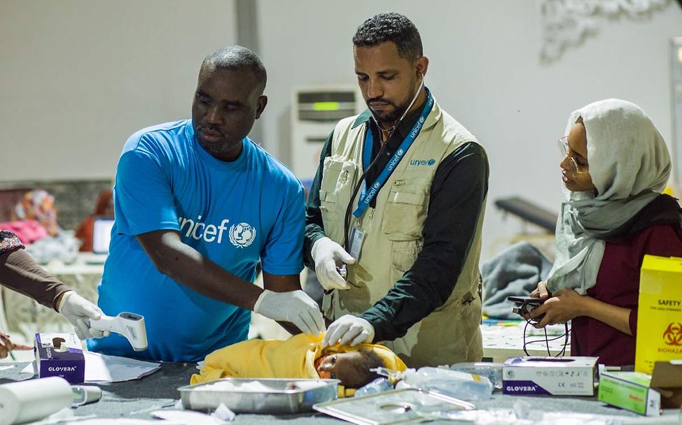 Sudan: UNICEF-Mitarbeitende kümmern sich um Kinder, die aus einem Waisenhaus gerettet wurden. 