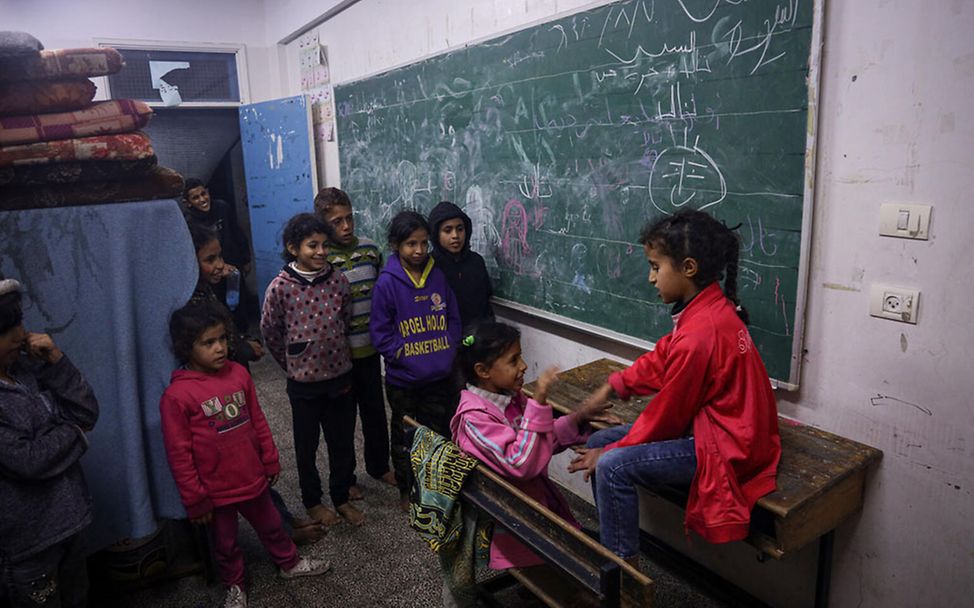 Gaza Kinder: Kinder spielen in einem Klassenraum, der nun als Notunterkunft dient 