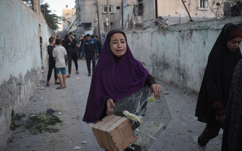 Gaza Kinder: Ein Mädchen weint auf der Flucht