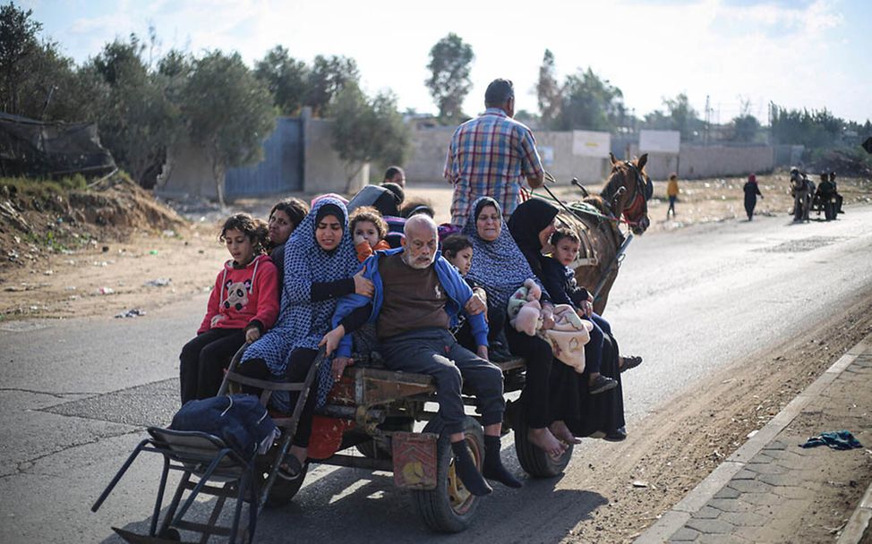 Gaza Kinder: Eine Familie flüchtet vor den Bomben vom Norden in den Süden des Gazastreifens