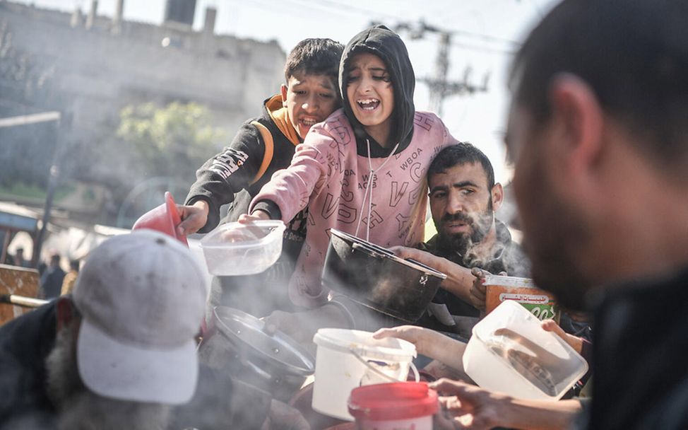 Gaza Kinder: Kinder hoffen an einer Essensausgabe in Rafah auf etwas zu essen