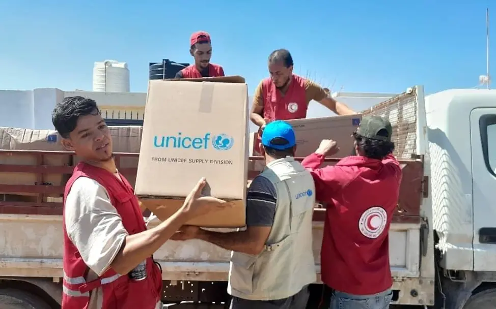 Hilfsgüter werden ausgeladen. © UNICEF/UNI437843/Altaboli IOM Libyen: Hilfsgüter werden ausgeladen.