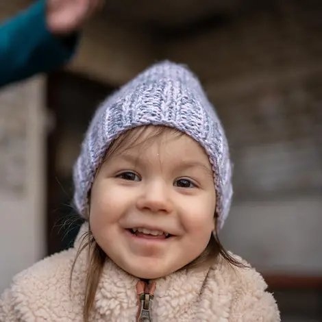 Die dreijährige Diana ist auf einem Spaziergang. © UNICEF/UN0827522/Filippov Kind in der Ukraine