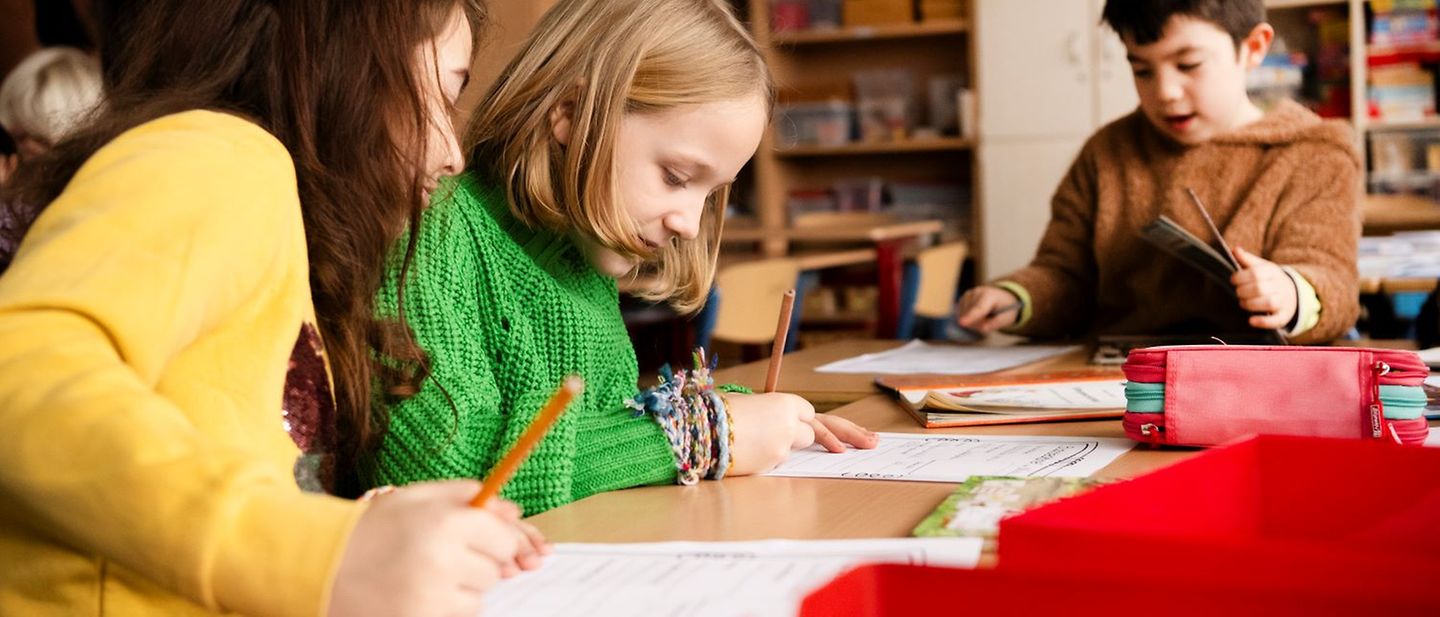 Lesen für UNICEF: Schulkinder nehem in ihrer Schule an der Aktion teil.