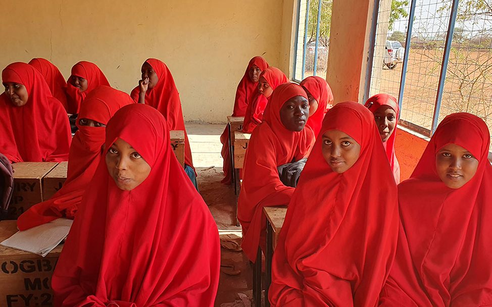 Kenia: Mädchen sitzen in einer Schule.