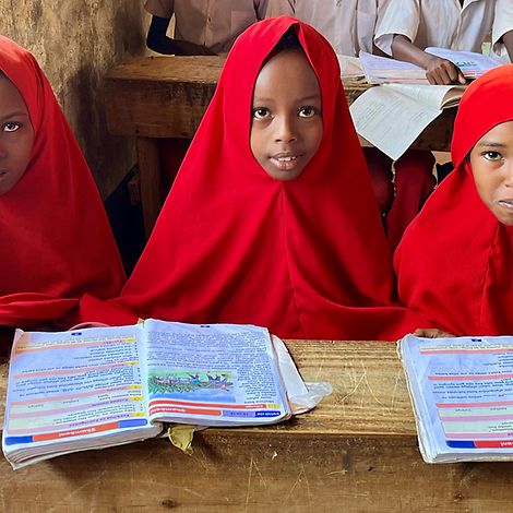 Kenia: Mädchen mit einem Schulheft.