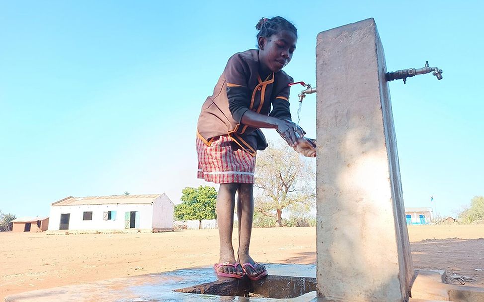 Madagaskar: Schülerin holt sich Wasser am Brunnen.