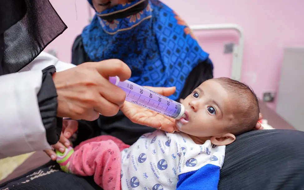 Ein unterernährtes Baby bekommt Spezialmilch | © UNICEF/Alaa Noman Spenden gegen Hunger: Ein hungerndes Baby in Jemen bekommt Spezialmilch.