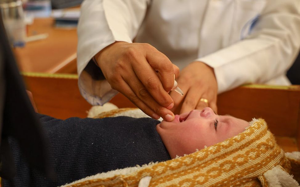 Spenden für Gaza: Ein Baby in Gaza wird in einer von UNICEF unterstützen Klinik geimpft. 