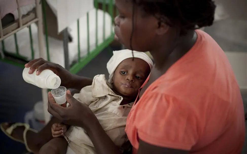 Die Mutter füttert ihr Kind mir strak angereicherten Milch. © UNICEF/Ramoneda Die Mutter füttert ihr Kind mir strak angereicherten Milch. © UNICEF/Ramoneda