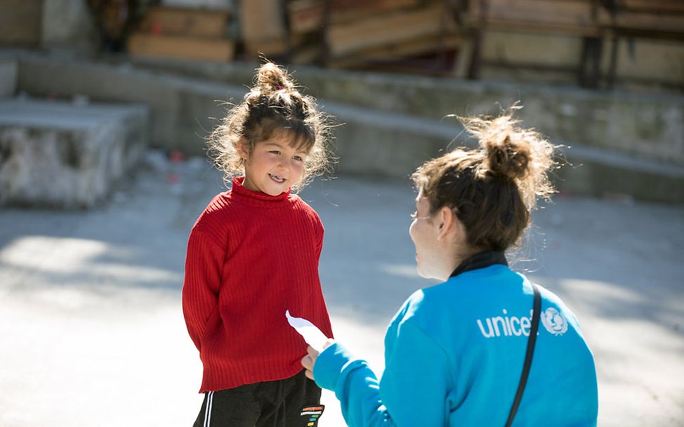 Erdbeben Syrien Türkei: Eine UNICEF-Helferin in Syrien im Gespräch mit einem Mädchen. 