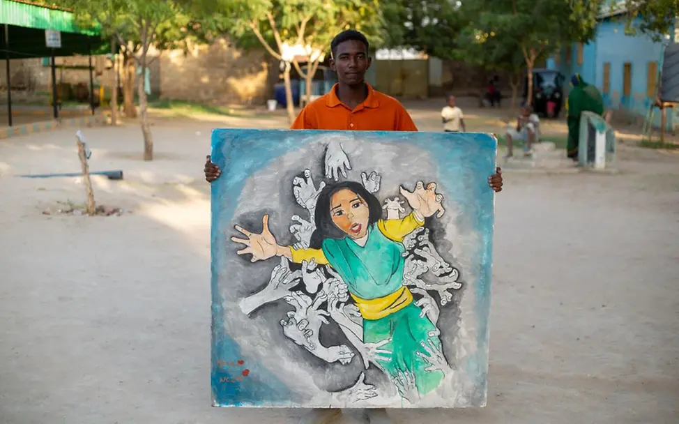 Al-Mujtaba aus dem Sudan zeigt sein Bild zum Thema Kinderheirat. | © UNICEF/Mohamdeen Der Jugendliche Al-Mujtaba zeigt sein Bild zum Thema Kinderheirat.