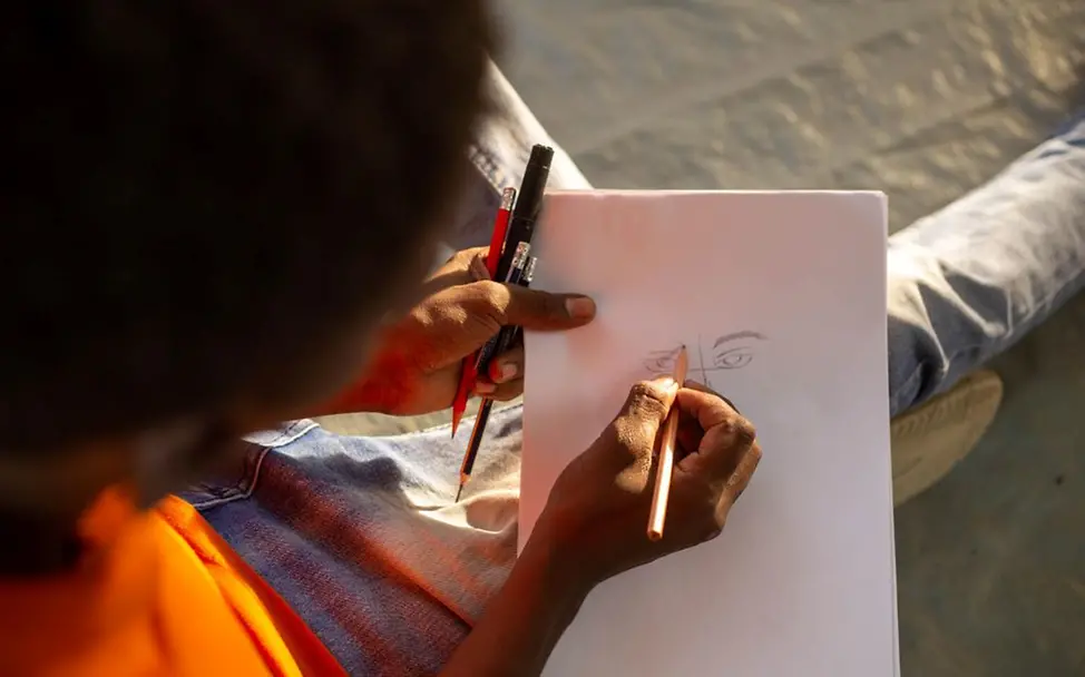 Al-Mujtaba thematisiert mit seinem Bild Kinderehen. | © UNICEF/Mohamdeen Kinder und Jugendliche im Sudan nehmen an einem Kunst-Workshop teil.