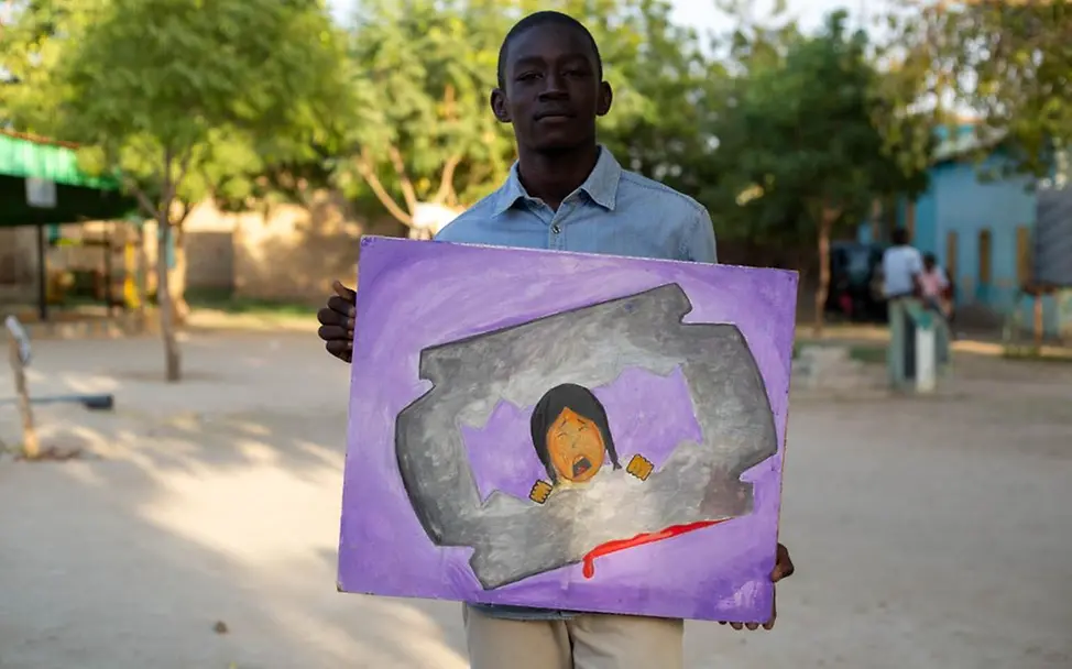 Der 17-jährige Moataz zeigt sein Bild zum Thema weibliche Genitalverstümmelung und ihrer schweren Folgen. | © UNICEF/Mohamdeen Moataz zeigt sein Bild zur Aufklärung der Folgen der weiblichen Genitalverstümmelung.