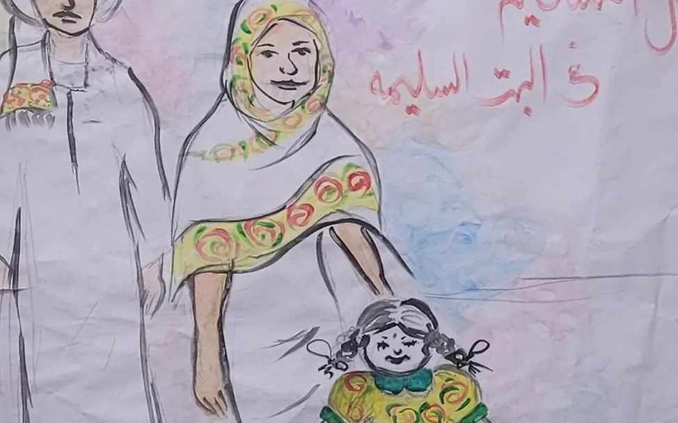 Ein Mädchen mit ihren Eltern, das "saleema" aufwachsen darf. | © UNICEF/Mohamdeen Das Bild zeigt ein Mädchen, das von ihren Eltern vor der weiblichen Genitalverstümmelung beschützt wird.