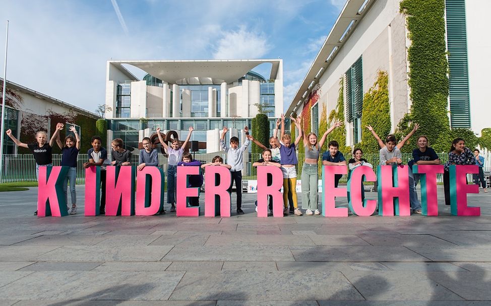 Berlin: Kinder am Weltkindertag vor dem Bundeskanzleramt.