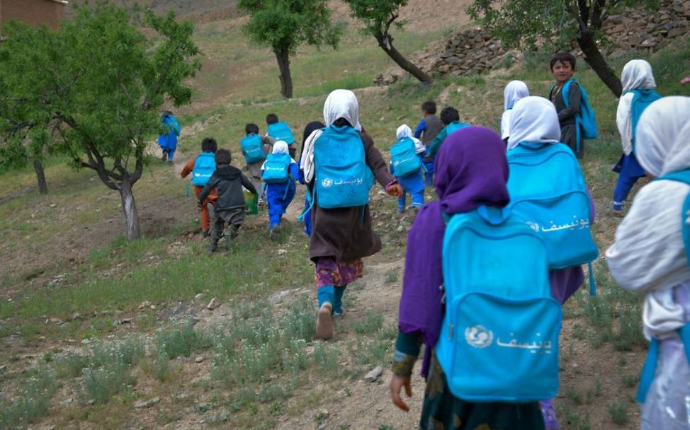 Schulkinder in Afghanistan auf ihrem Schulweg durch die Natur.