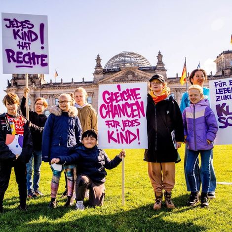 Kinder demonstrieren vor dem Bundestag.