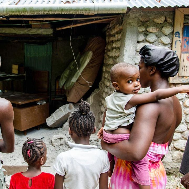 Haiti Erdbeben Nothilfe: Nach dem schweren Erdbeben 2021 steht eine Familie vor ihrem zerstörten Zuhause