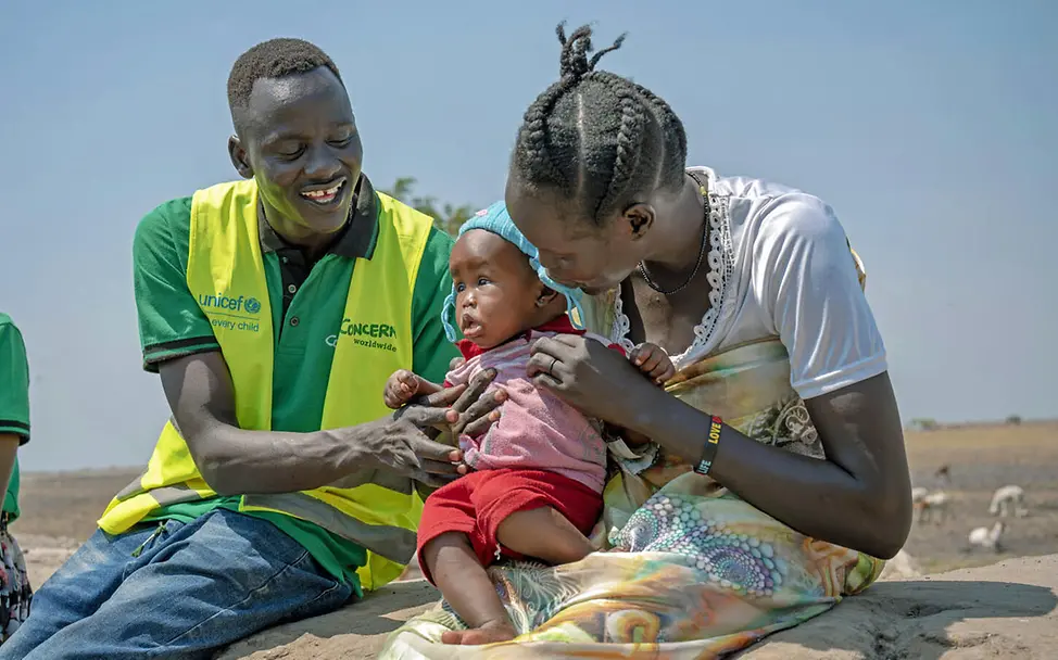 Ein UNICEF-Helfer in einem südsudanesischen Camp für Familien auf der Flucht | © UNICEF/Naftalin Südsudan spenden: UNICEF-Nothilfe für südsudanesische Familien auf der Flucht