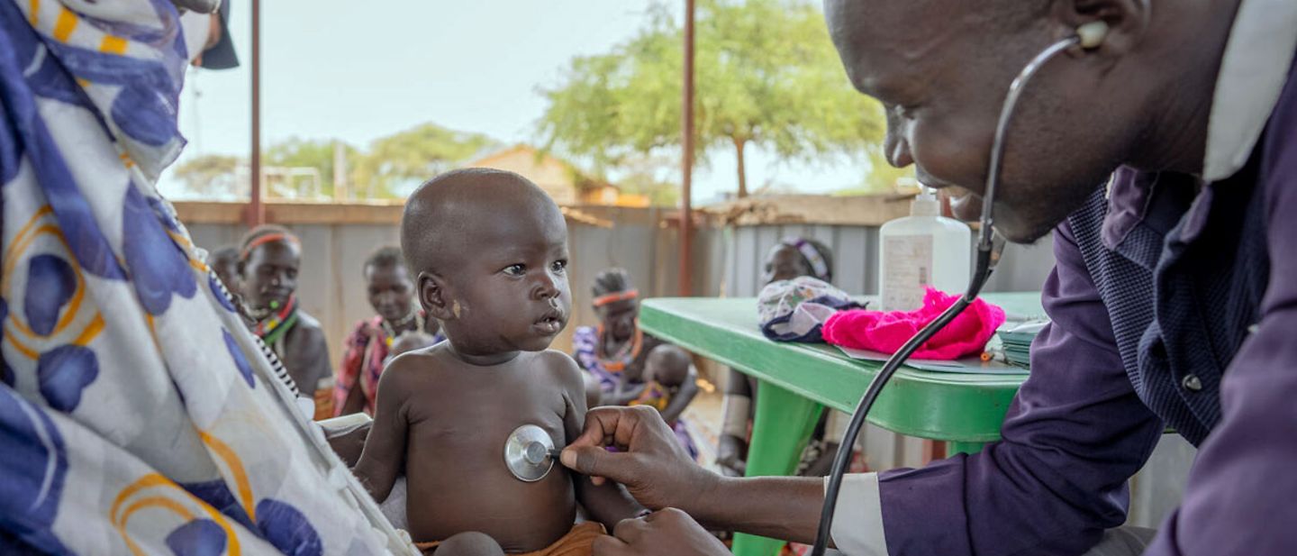 Südsudan spenden Nothilfe: Ein südsudanesisches Baby wird auf Mangelernährung untersucht