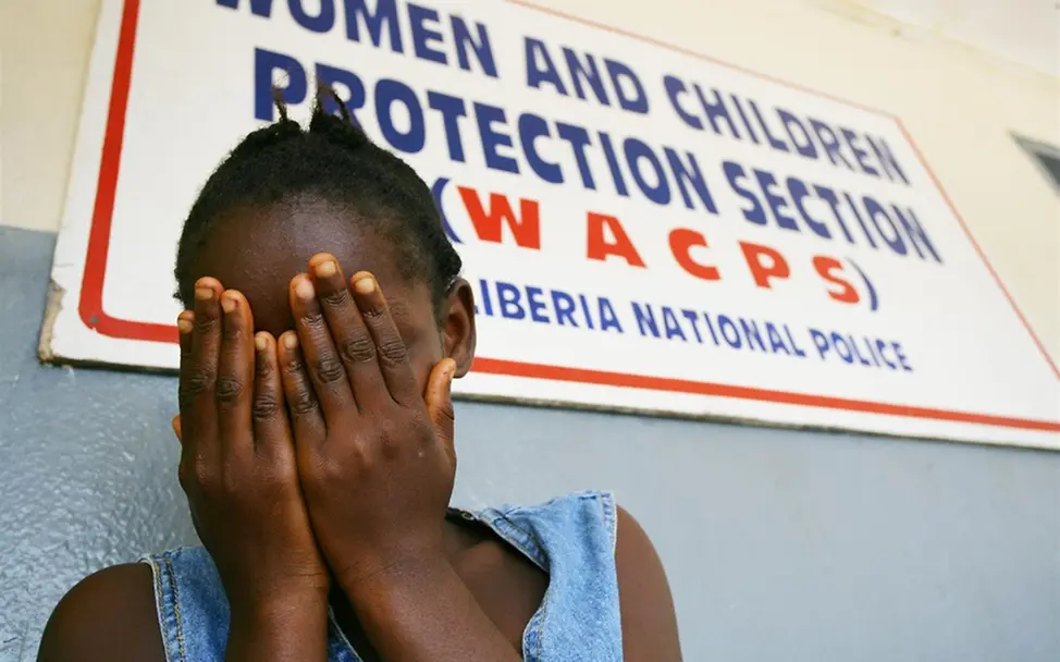 Ein Mädchen vor der Frauen- und Kinderschutzstelle der Polizeistation in Monrovia, Liberia. © UNICEF/Pirozzi Ein Mädchen vor der Frauen- und Kinderschutzstelle der Polizeistation in Monrovia, Liberia. © UNICEF/Pirozzi