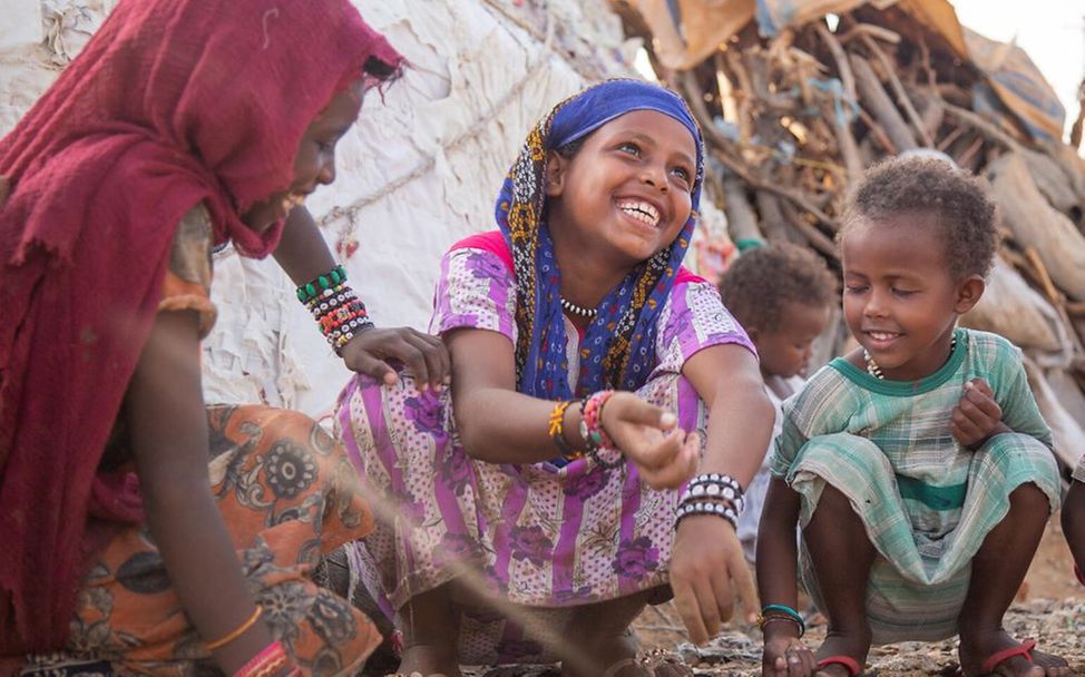 Madina Mohamed Awad (7) spielt mit Gleichaltrigen in Gelhanty, Rotes Meer, Sudan.