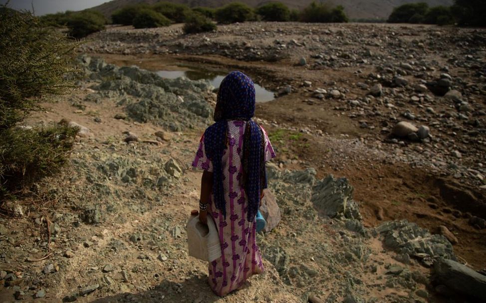 Madina Mohamed Awad (7) holt Wasser am Bach in Gelhanty, Rotes Meer, Sudan.