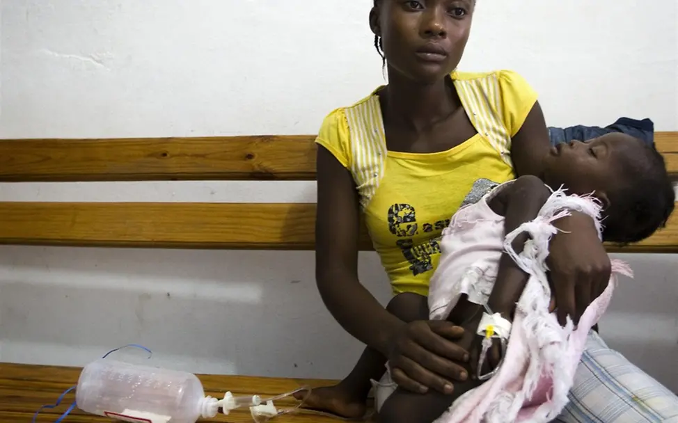 Eine Mutter wartet mit ihrem Kind auf die Behandlung. © UNICEF/Dormino Eine Mutter wartet mit ihrem Kind auf die Behandlung. © UNICEF/Dormino