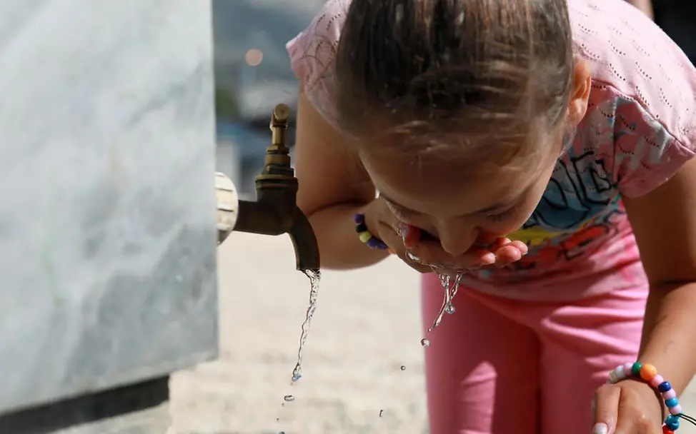 Weihnachtsspenden von Unternehmen helfen: Ein Mädchen wäscht sich den Mund in einer UNICEF-Unterkunft in Hatay, Türkei.