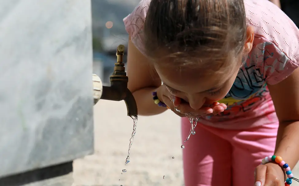 Ein Mädchen wäscht sich den Mund in einer UNICEF-Unterkunft in Hatay, nachdem ihre Heimat von Erdbeben erschüttert wurden. | © UNICEF/UNI401146 Ein Mädchen wäscht sich den Mund in einer UNICEF-Unterkunft in Hatay, nachdem ihre Heimat von Erdbeben erschüttert wurden.