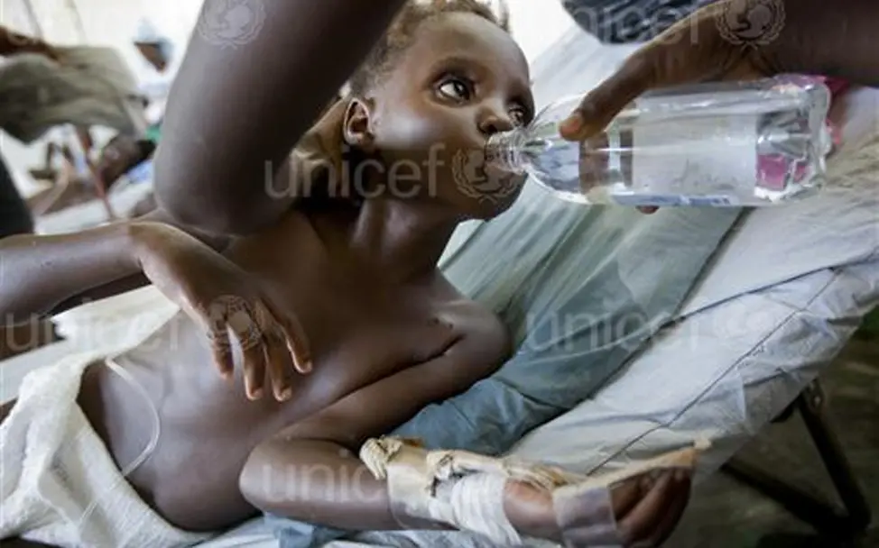 Ein an Cholera erkranktes Kind wird in einem Krankenhaus versorgt, Port-au-Prince. © UNICEF/Dormino Ein an Cholera erkranktes Kind wird in einem Krankenhaus versorgt, Port-au-Prince. © UNICEF/Dormino