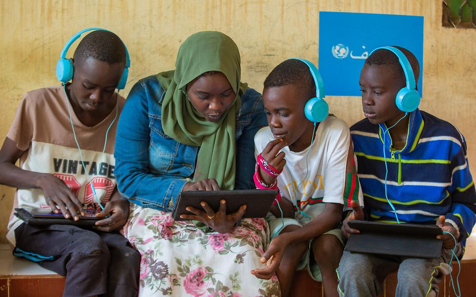 Kinder im Sudan: Kinder lernen mithilfe von Tablets