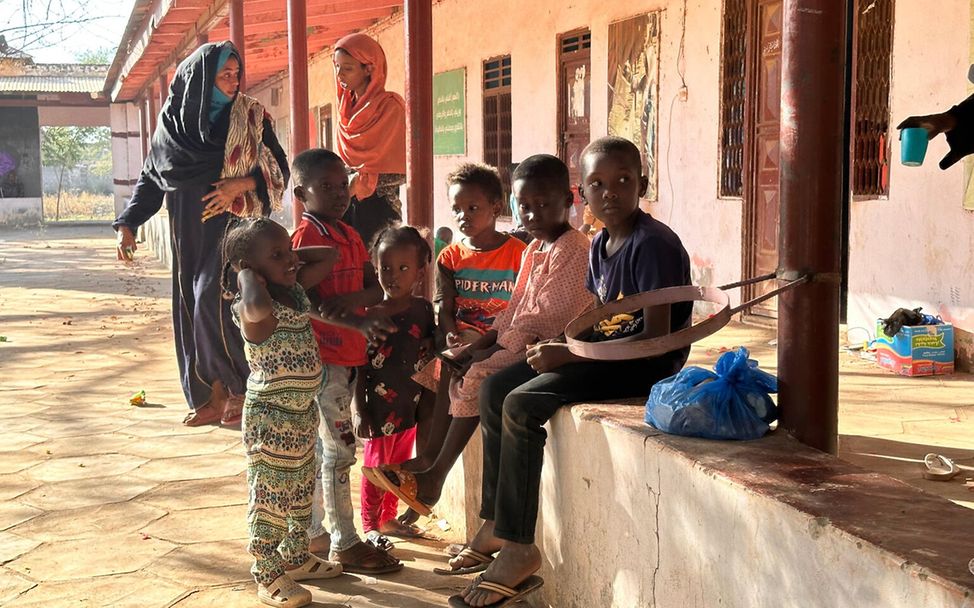 Kinder im Sudan: Vertriebene Kinder stehen an einer Sammelstelle zusammen.