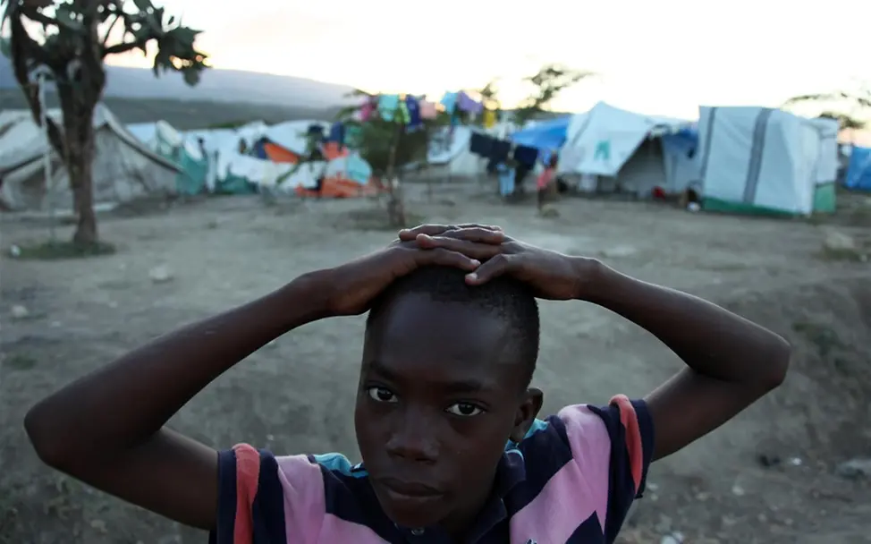 Der Junge wohnt mit seiner Familie im Notlager im Camp Espoir außerhalb von Port-au-Prince. © UNICEF/LeMoyne Der Junge wohnt mit seiner Familie im Notlager im Camp Espoir außerhalb von Port-au-Prince. © UNICEF/LeMoyne