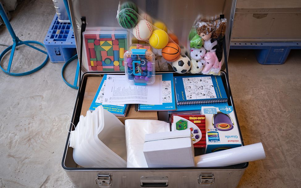 Lern und Spielmaterialien für von Sturm betroffene Kinder in Bangadesch.