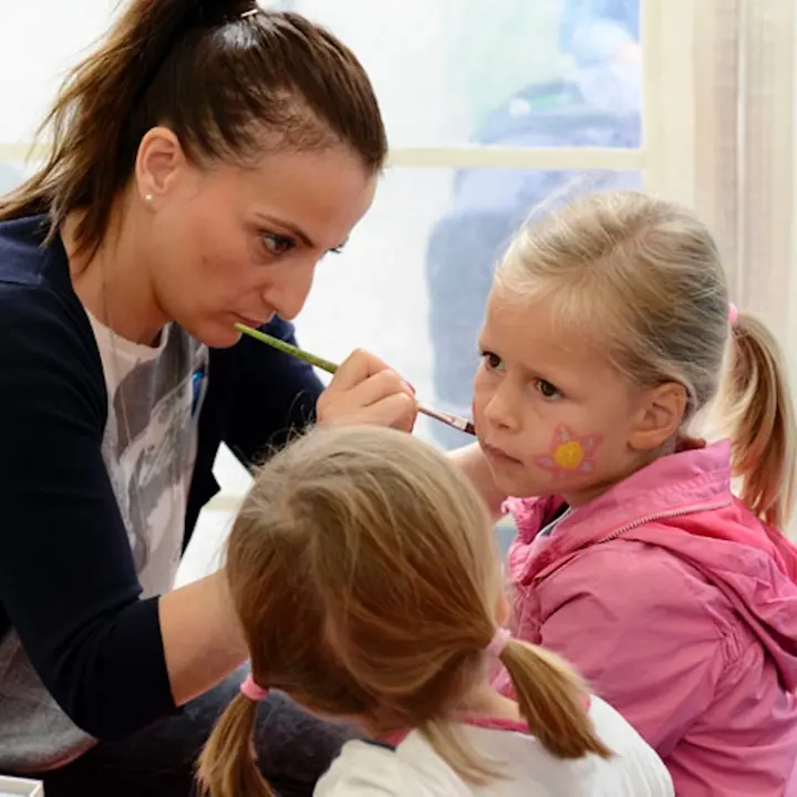 Kinder-Schminken ist immer eine Attraktion. Kinder-Schminken ist immer eine Attraktion.