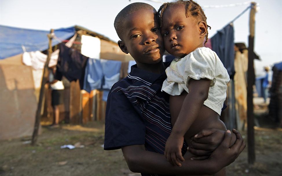 Stanley und Marie-Love in der Nähe des familiären Notlagers in Port-au-Prince. © UNICEF/Noorani