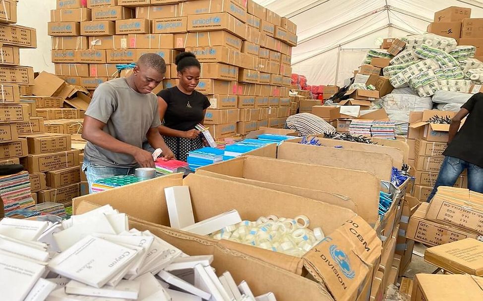 Erdbeben in Haiti: UNICEF-Mitarbeitende packen Hilfspakete