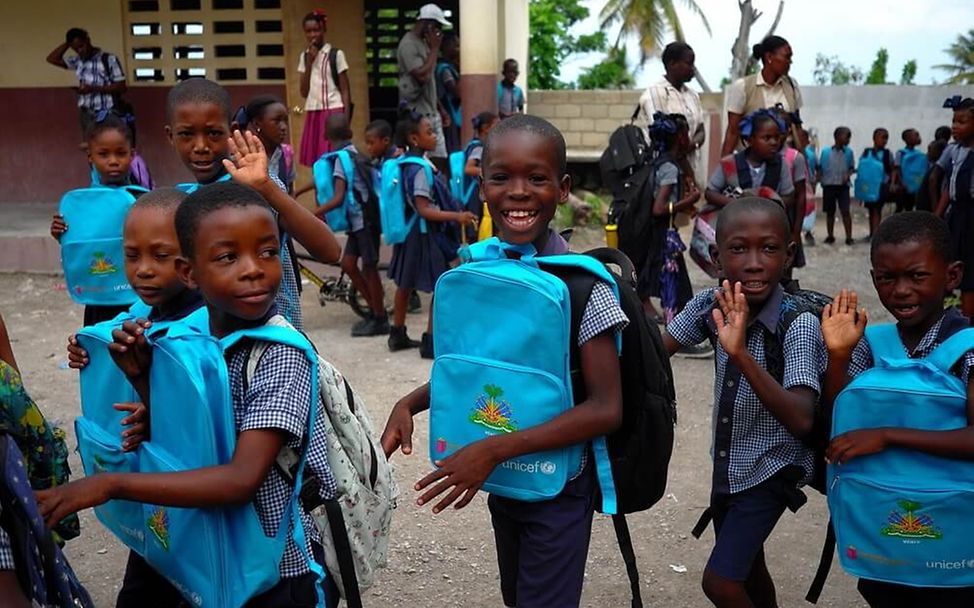 Erdbeben in Haiti: Kinder haben von UNICEF neue Schulrucksäcke bekommen