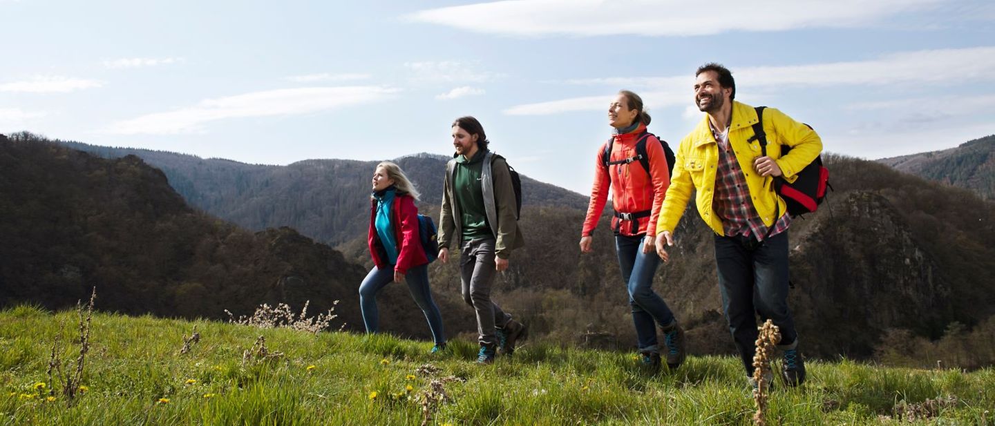 Teilnehmende von Walk4UNICEF wandern gemeinsam.