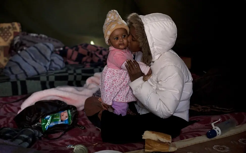Eine somalische Frau mit ihrem Baby am Grenzposten Ras Jedir. © UNICEF/Ramoneda Eine somalische Frau mit ihrem Baby am Grenzposten Ras Jedir. © UNICEF/Ramoneda