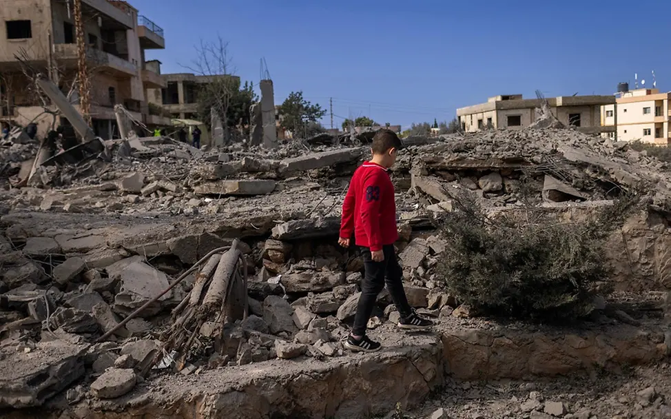 Verschärfung des Konflikts im Südlibanon gefährdet Kinderleben | UNICEF/UNI561766/ Ein Kind läuft durch die Ruinen eines zerstörten Hauses im Süden des Libanon.