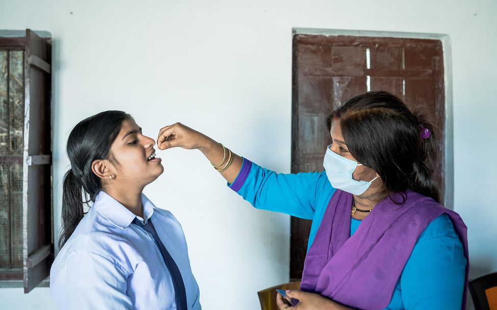 Menstruation Nepal: Eisen-Folsäure-Tablette während der Periode.