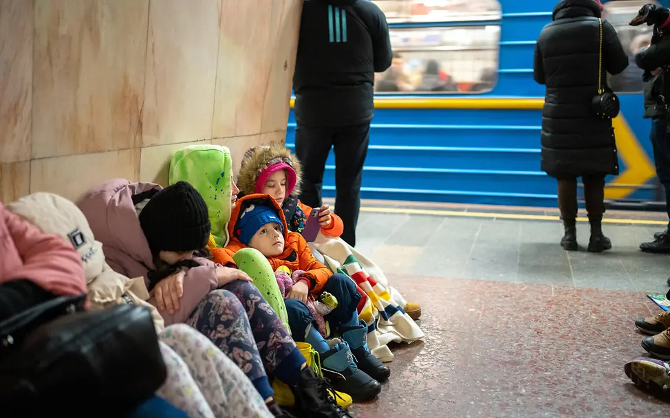 Kinder suchen Schutz in einer U-Bahn Station | © UNICEF/UNI498554/Filippov Kinder sitzen in einer U-Bahn Station in Kiew wo sie die Nacht verbracht haben